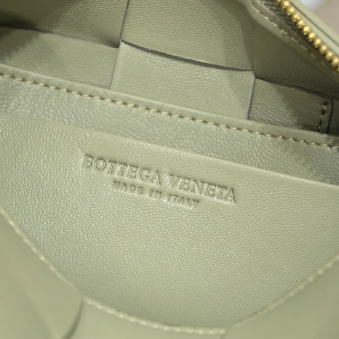Batch 1420 BV autumn and winter beautiful armpit bag, breaking your definition of armpits BOTTEGA's new BRICK CASSETTE is small and exquisite, breaking the definition of underarms without capacity. It is no longer a small waste bag, but also a classic woven style. Why not buy such a bag? The soft sheepskin material shows a high-end feel. Style number: 9305 Size: 24*20*10